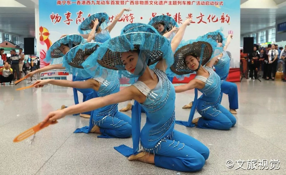 搭乘首發(fā)高鐵，海真珠珍珠粉抵達(dá)東方明珠